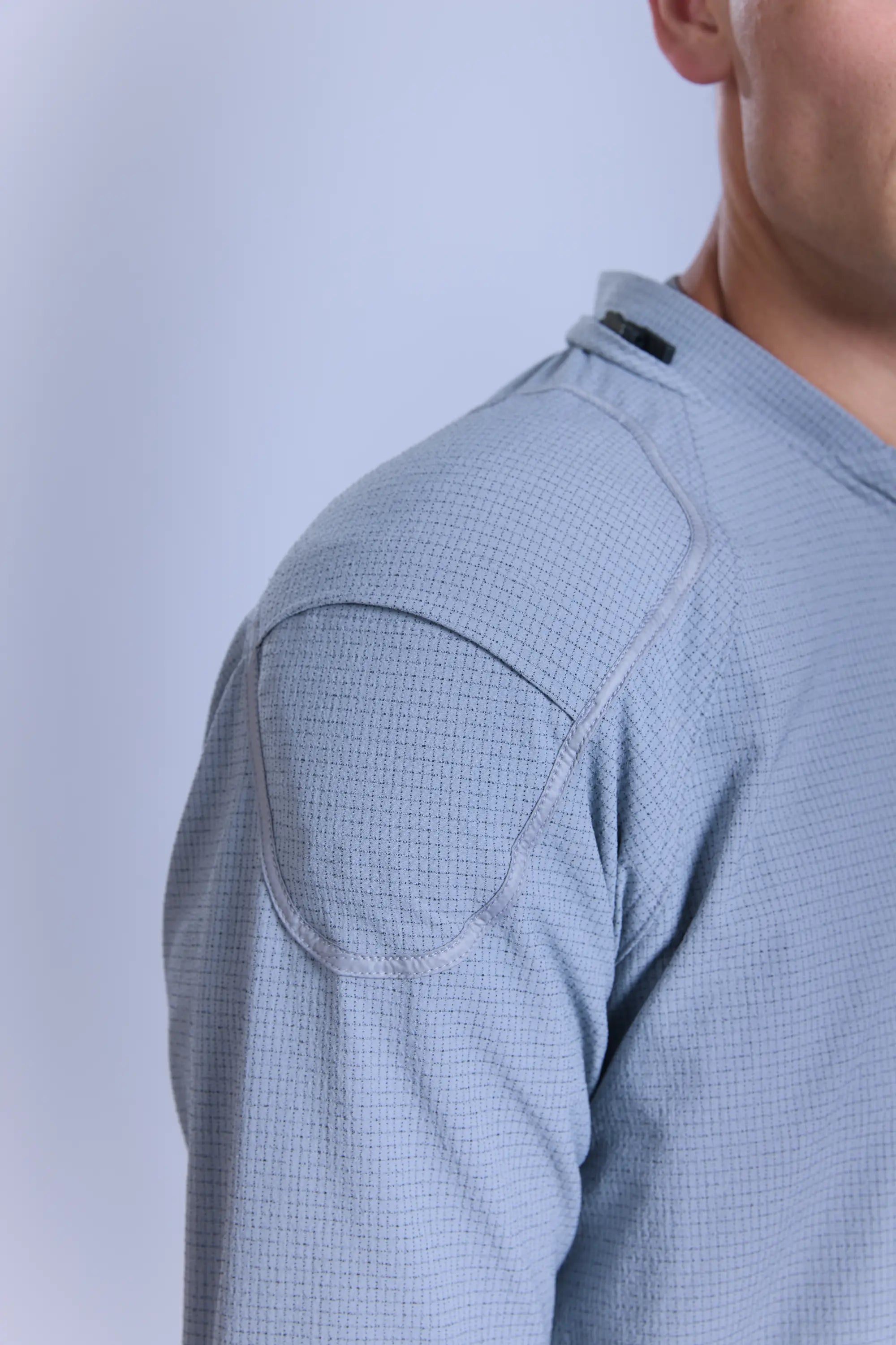 Articulated shoulder pocket for RHEON™ level 1 and 2 curved armor
