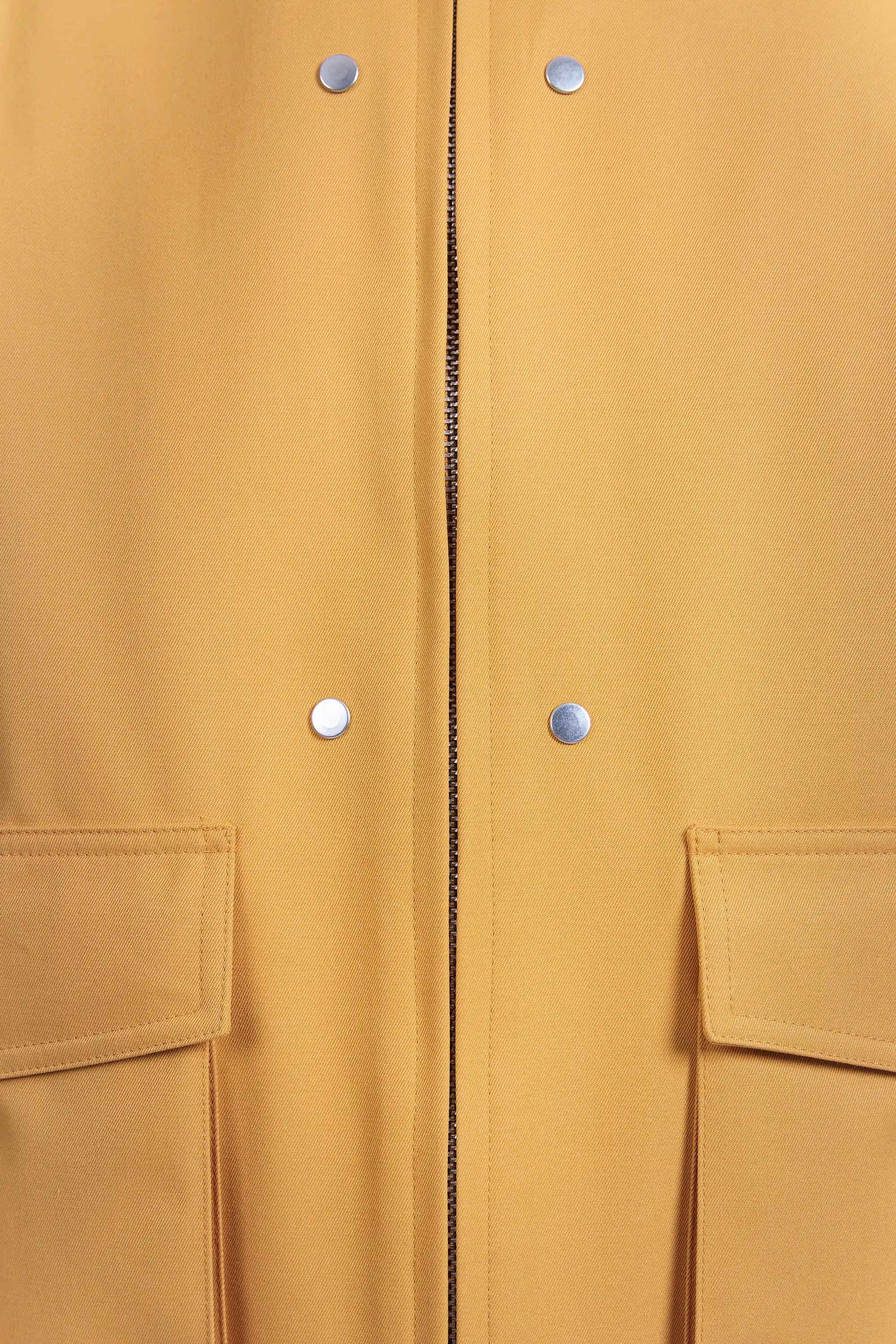 Detail view of hidden zipper and [ENROUTE:connect]™ snap buttons