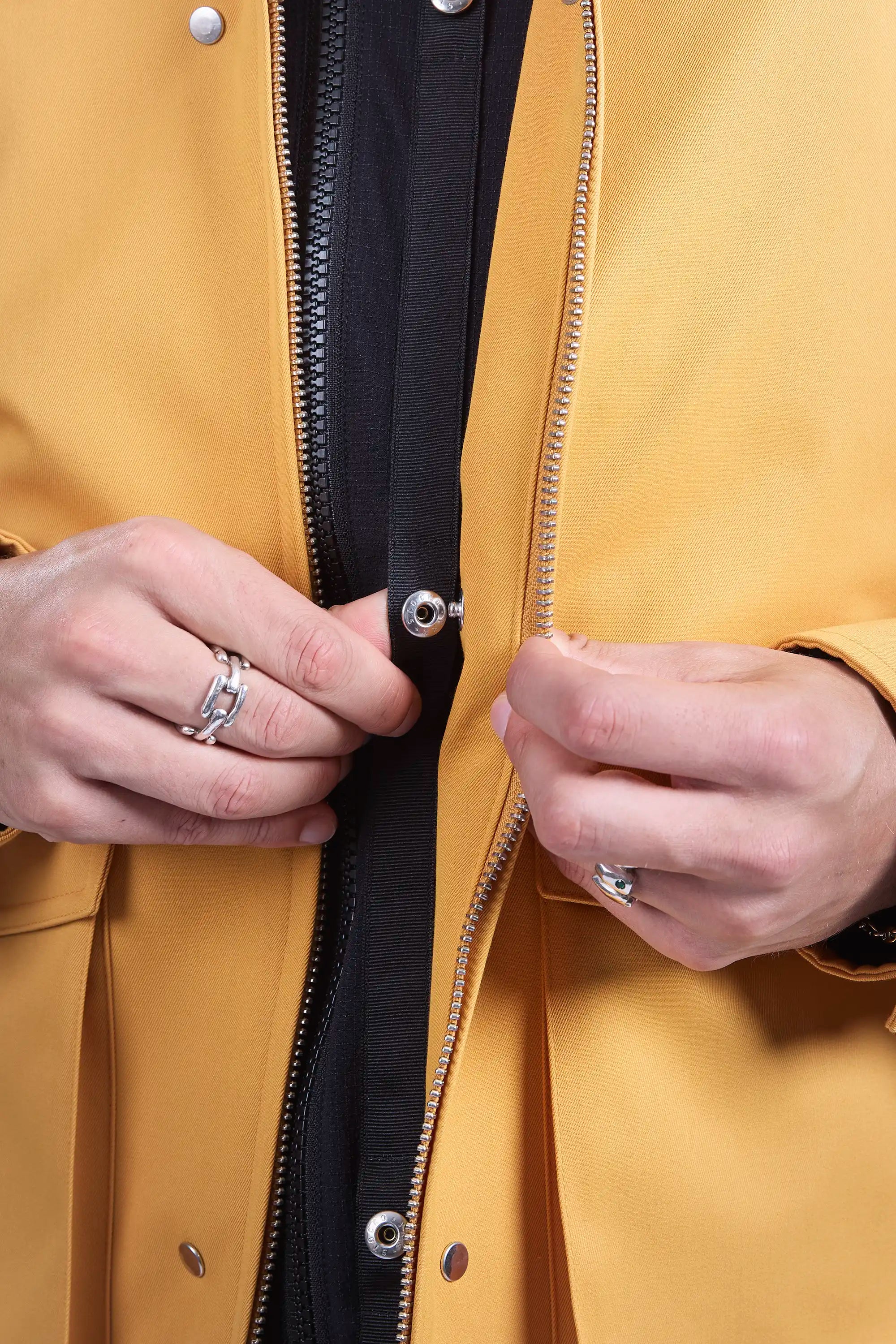 Front snap buttons of the [ENROUTE:connect]™ system to connect with J-PL-1 lining jacket