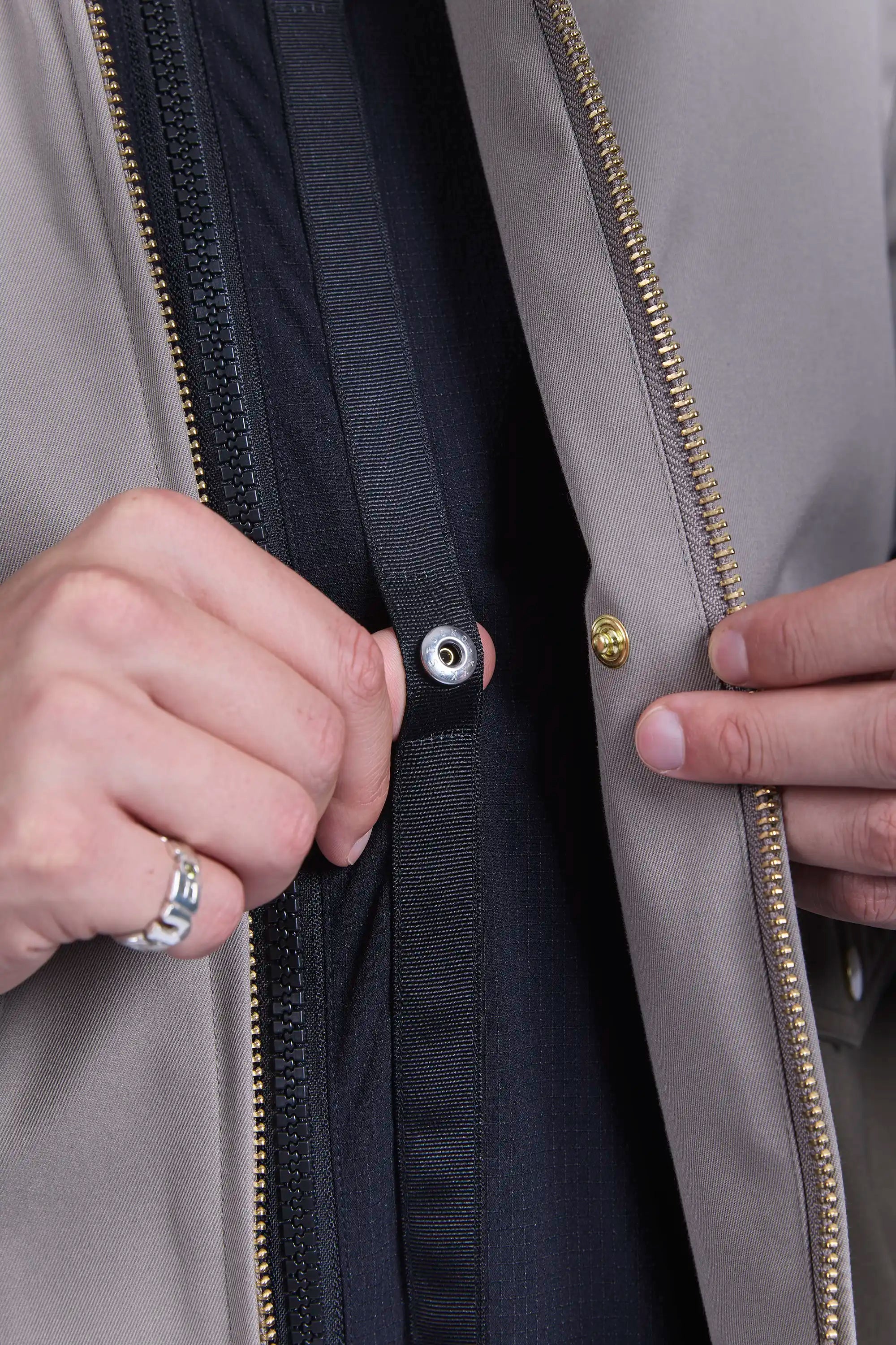 Front snap buttons of the [ENROUTE:connect]™ system to connect with J-PL-1 lining jacket