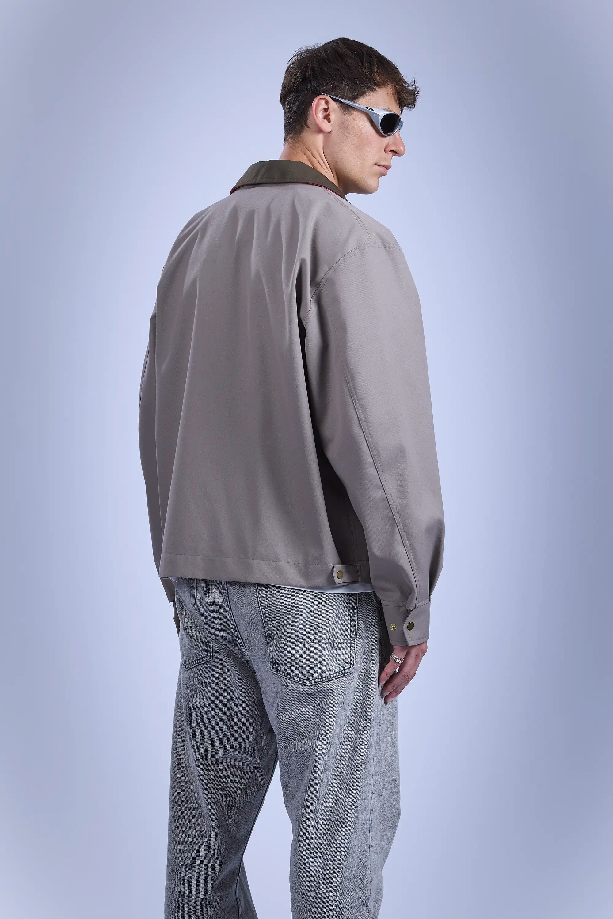 Upper body back view right