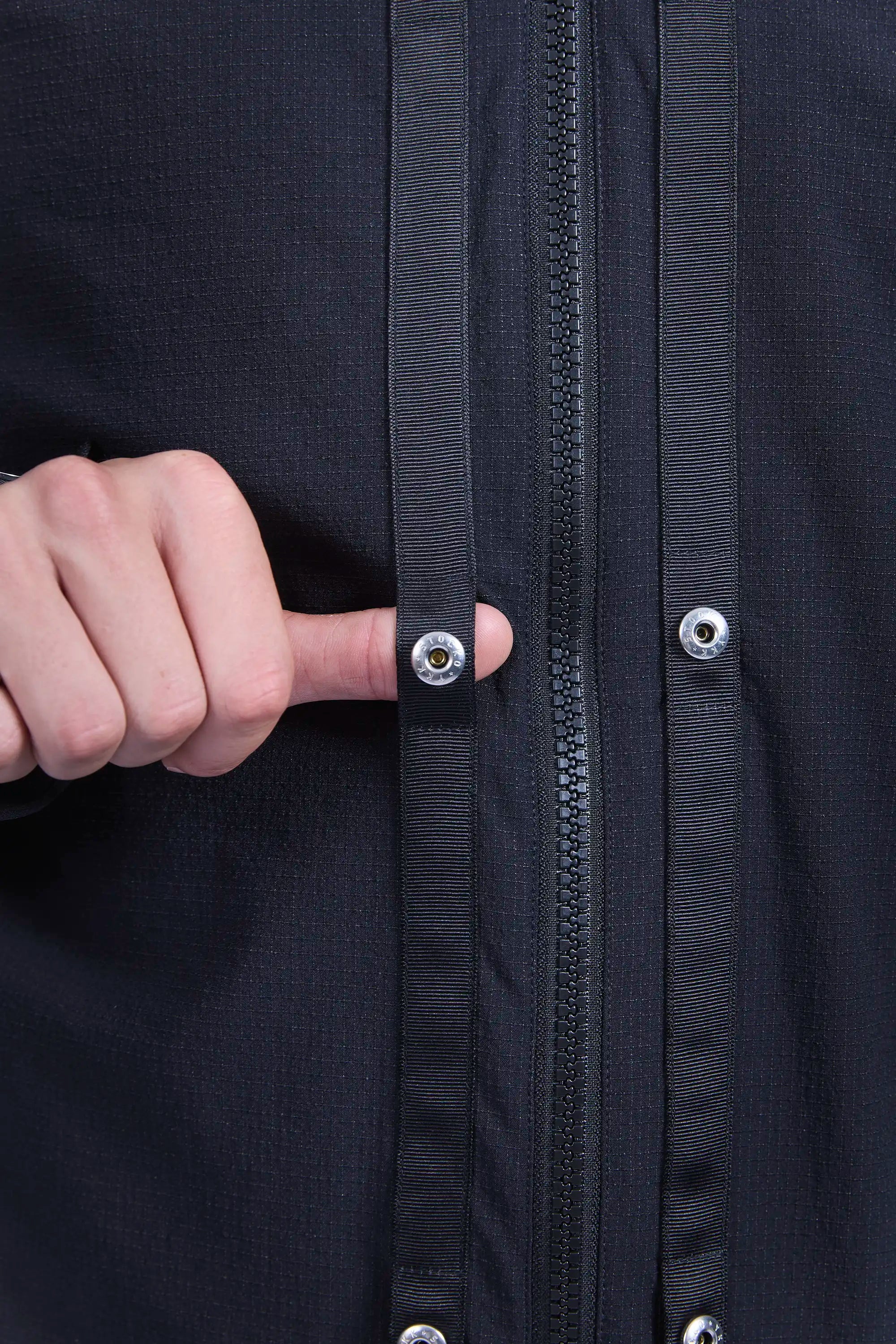 [ENROUTE:connect]™ front snap buttons with thumb loop improved usability