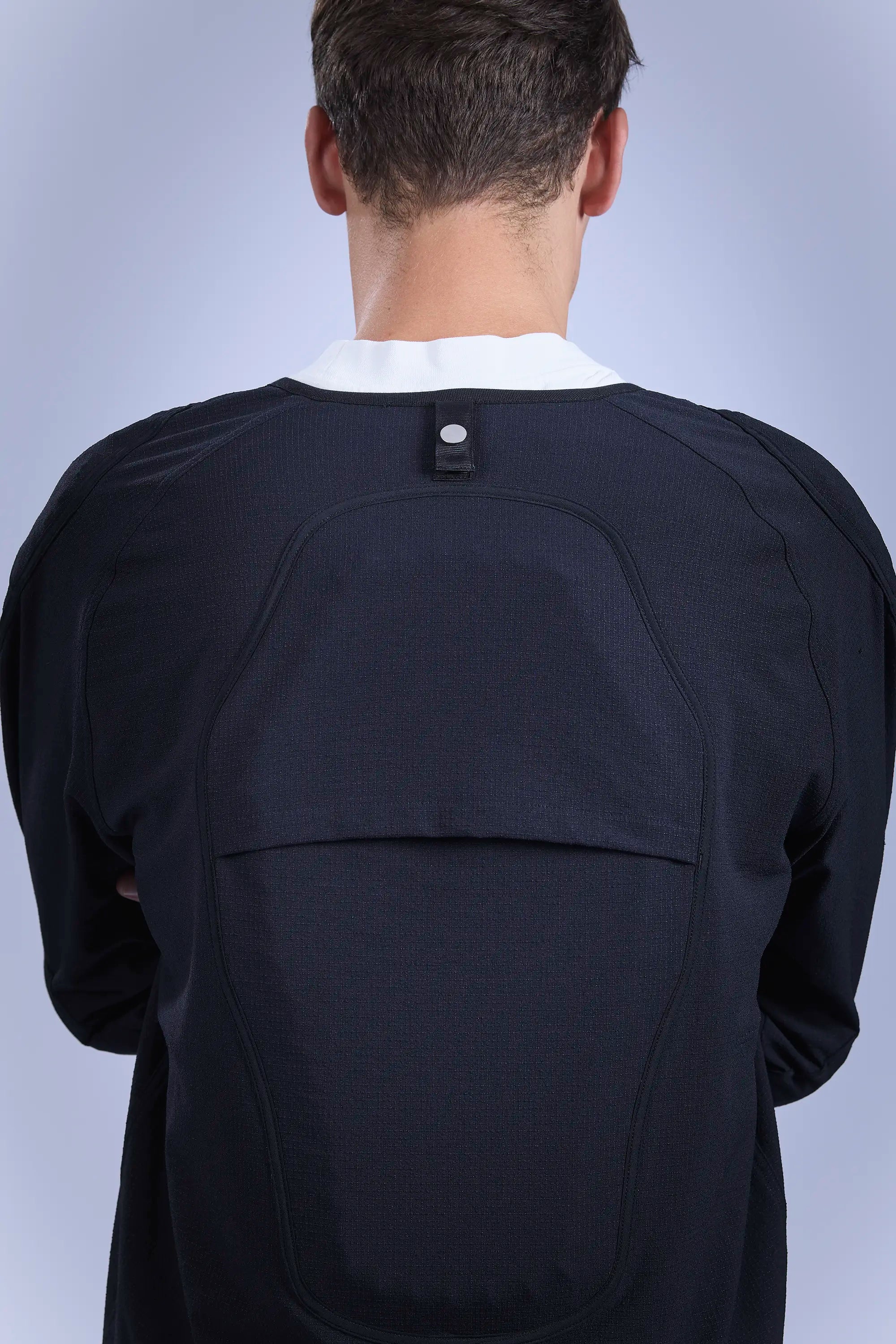 Detail view back armour pocket and [ENROUTE:connect]™ loop
