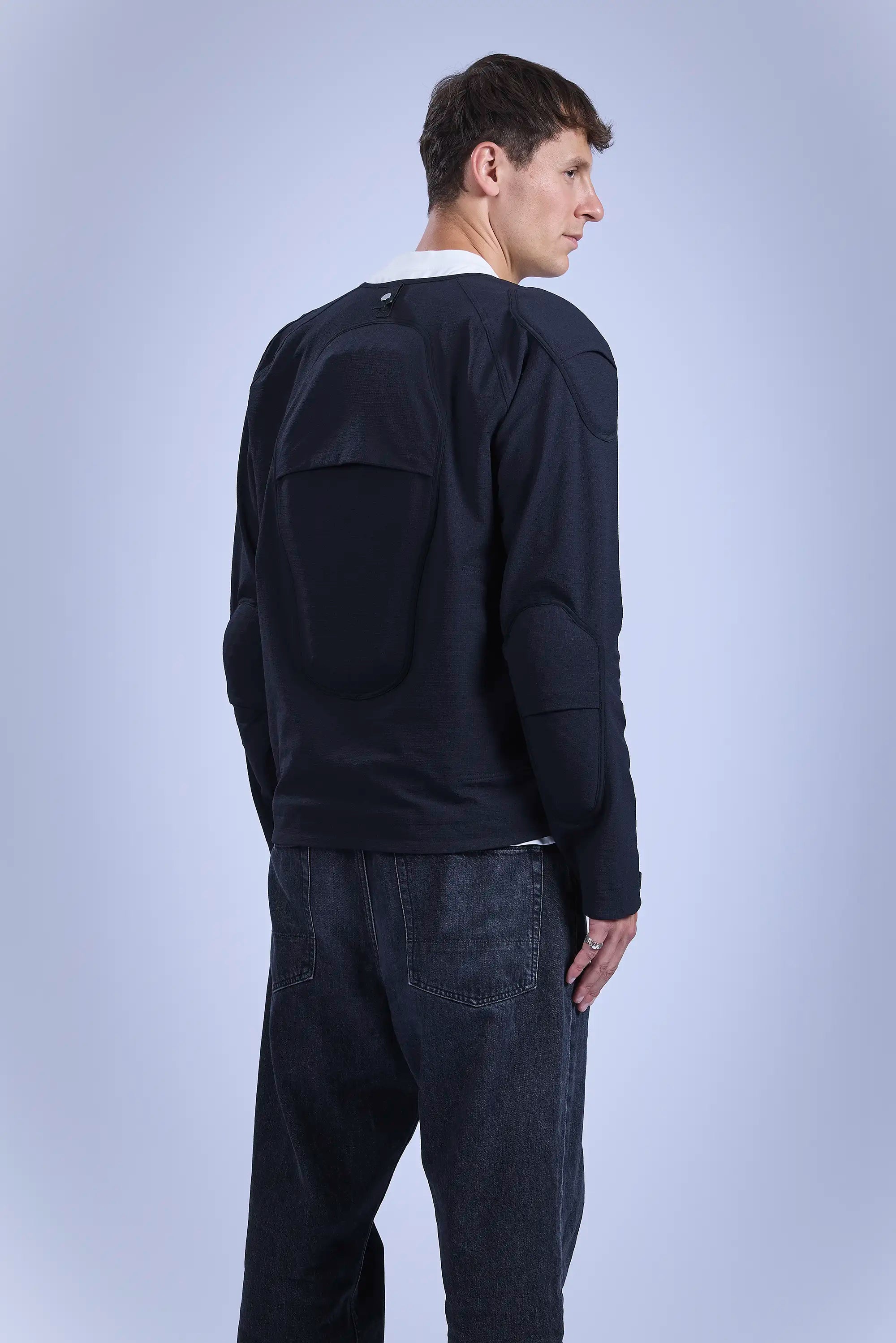 Upper body back view right