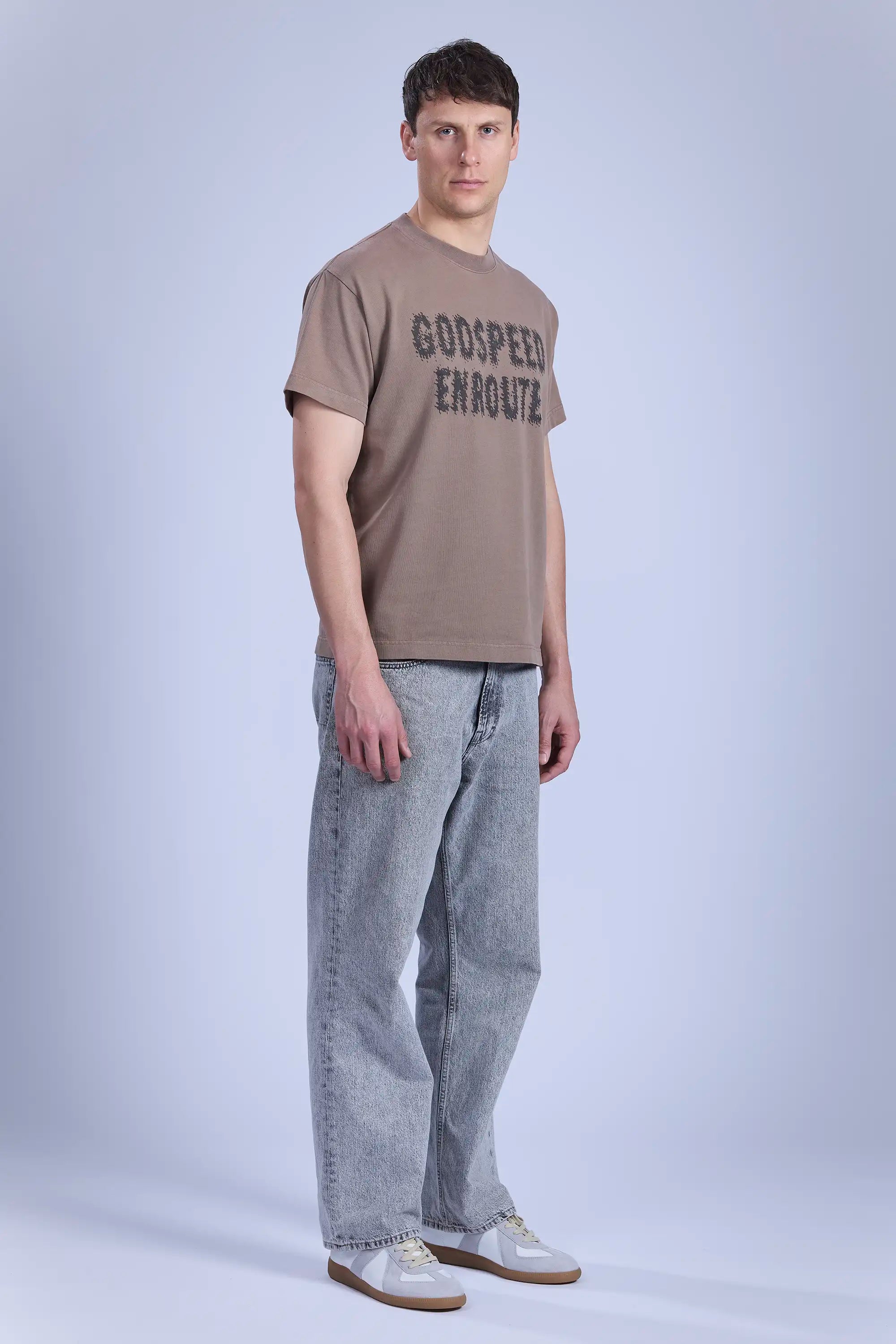 Full body view right