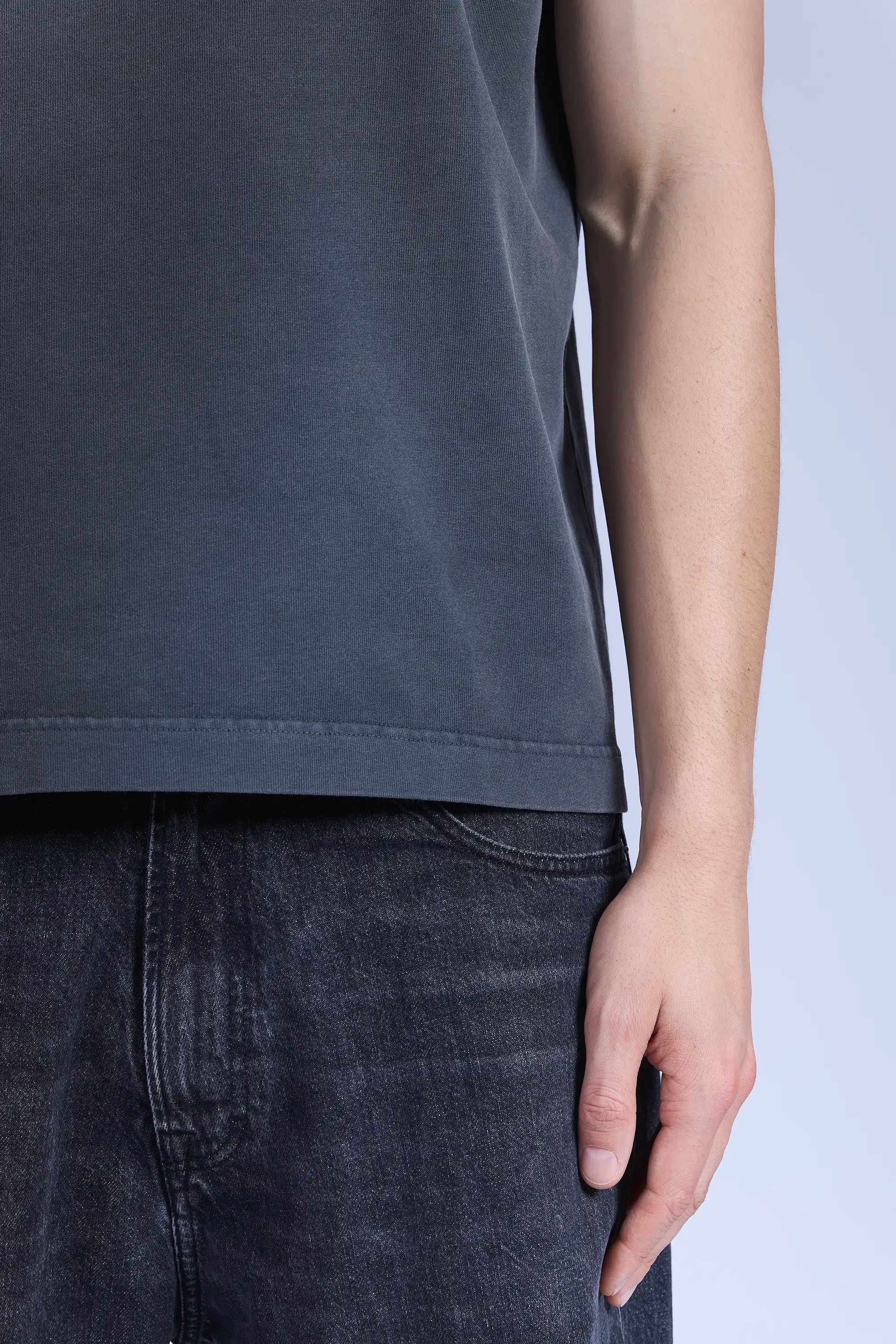 Detail view cropped hem